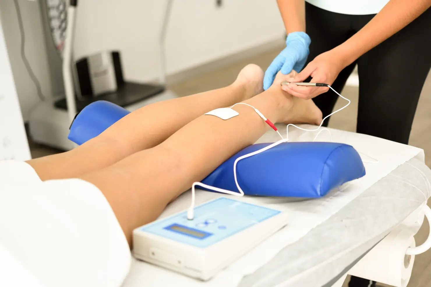 electroacupuncture-dry-with-needle-female-ankle_1139-1232